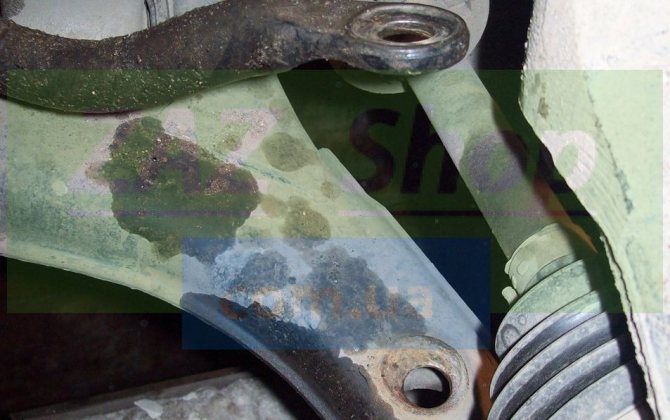 Демонтируем стойку стабилизатора