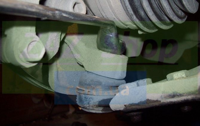 Откручиваем гайку шаровой опоры