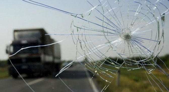 Ремонт лобового стекла автомобиля: 7 этапов устранения сколов и трещин