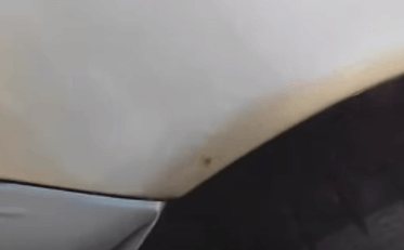 Удаление ржавчины с заднего крыла автомобиля