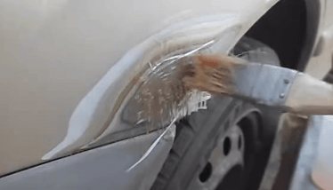 Удаление ржавчины с заднего крыла автомобиля
