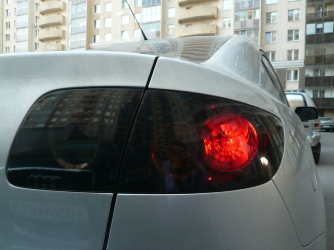 Задние фары автомобиля Mazda с тонировкой